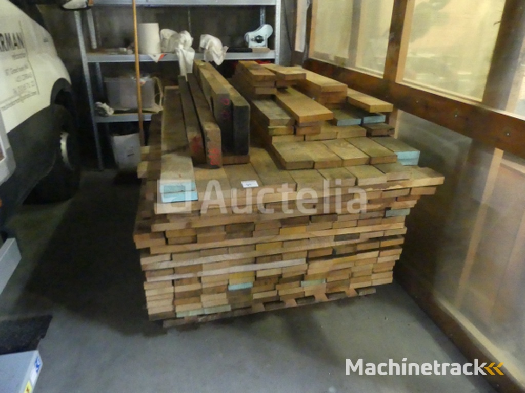 +- 1,6 m³ Franse eiken plank uit de buurt