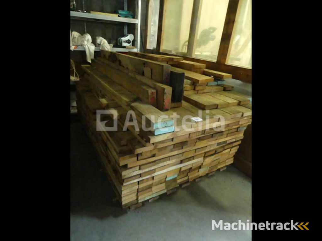 +- 1,6 m³ Franse eiken plank uit de buurt