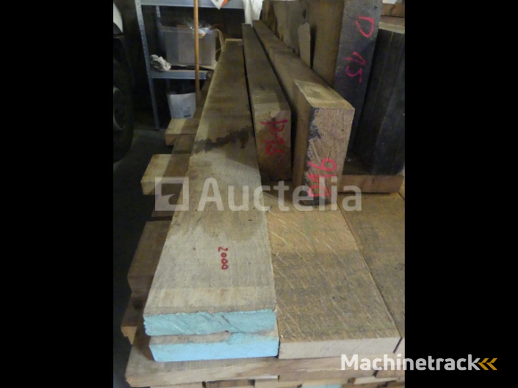 +- 1,6 m³ Franse eiken plank uit de buurt