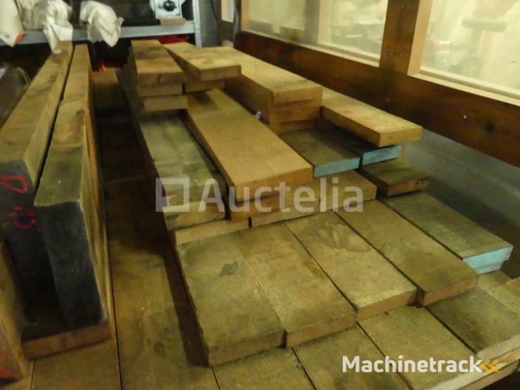 +- 1,6 m³ Franse eiken plank uit de buurt