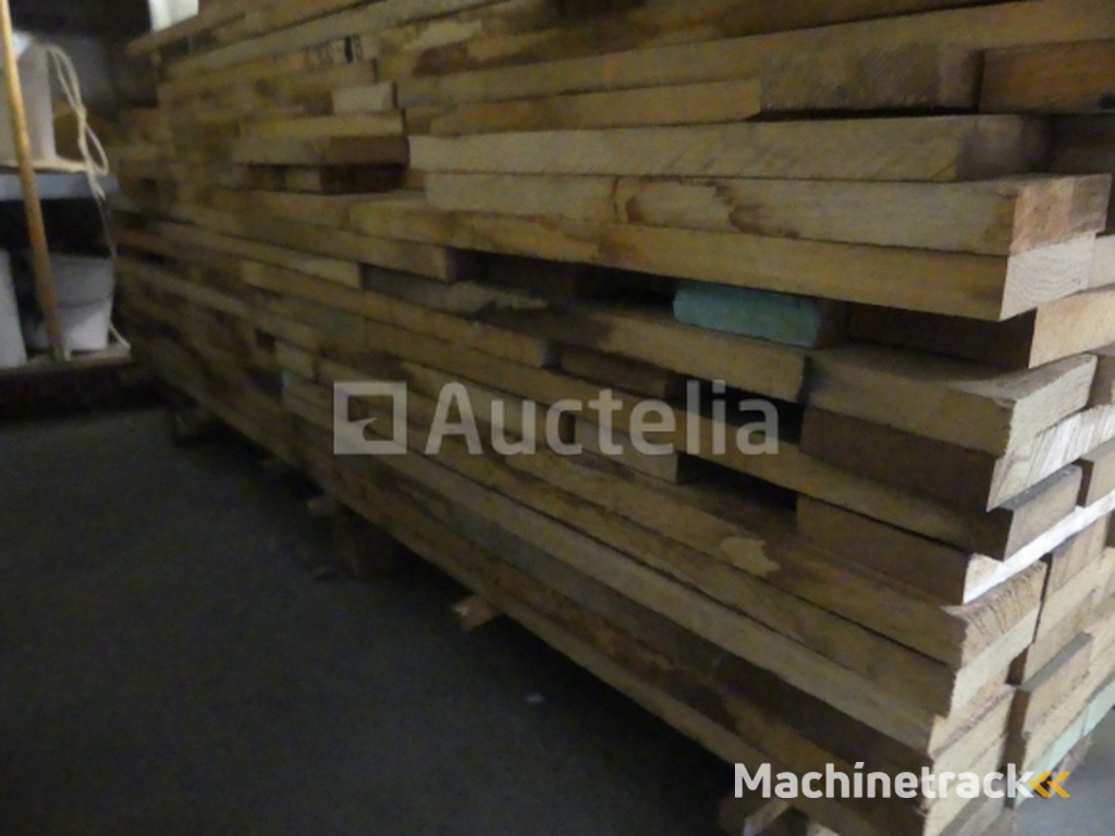 +- 1,6 m³ Franse eiken plank uit de buurt