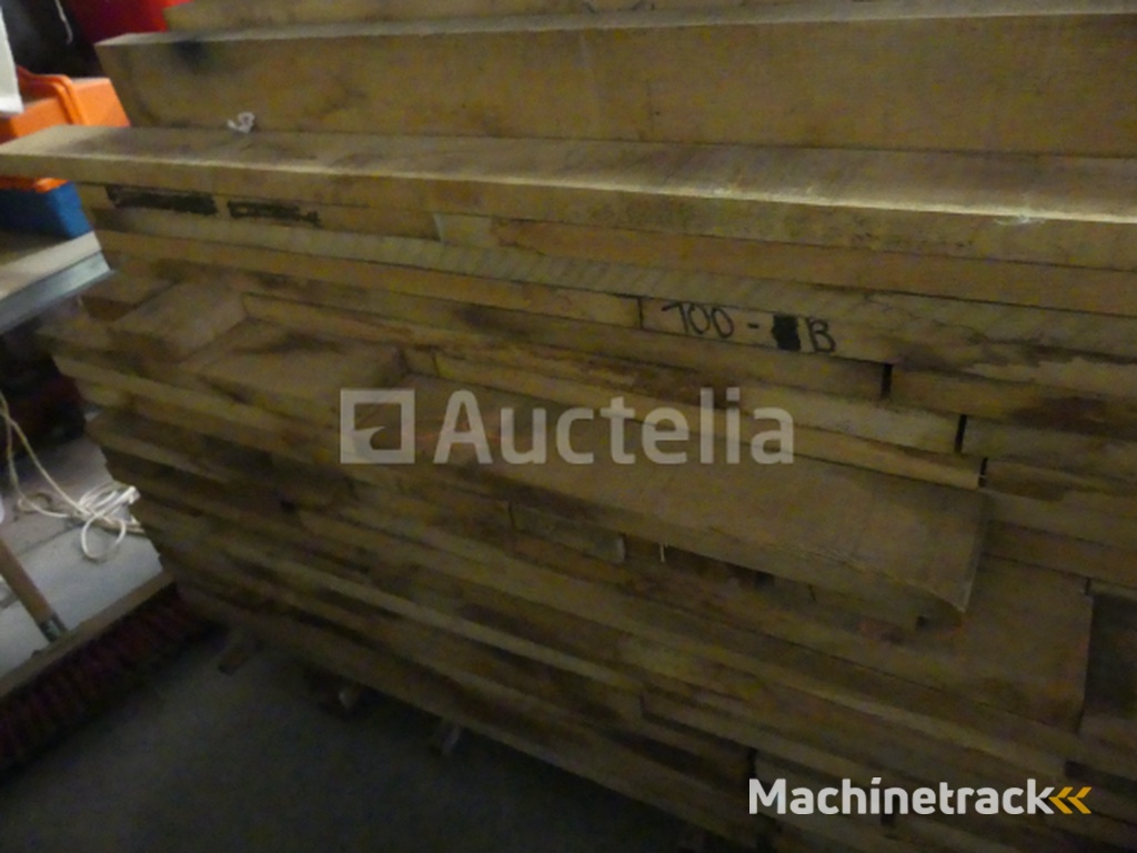 +- 1,6 m³ Franse eiken plank uit de buurt