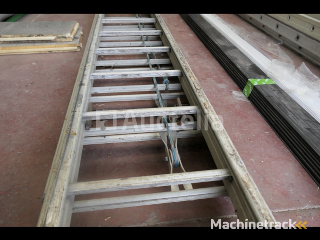 Drievoudig element massieve ladder