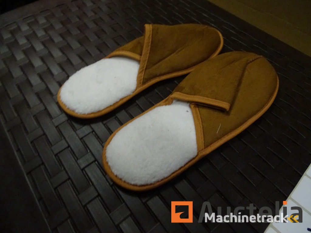 Paar gevoerde pantoffels maat 38/39