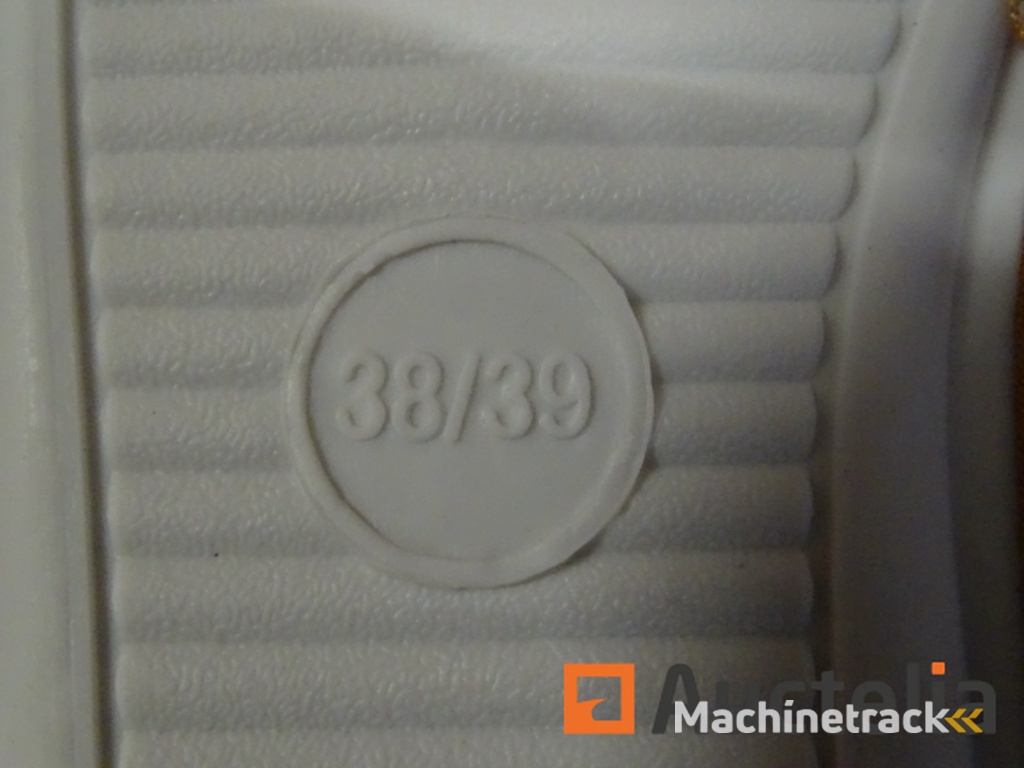 Paar gevoerde pantoffels maat 38/39