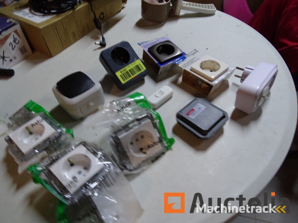 10 Miscellaneous Electrical Items (See Photos)