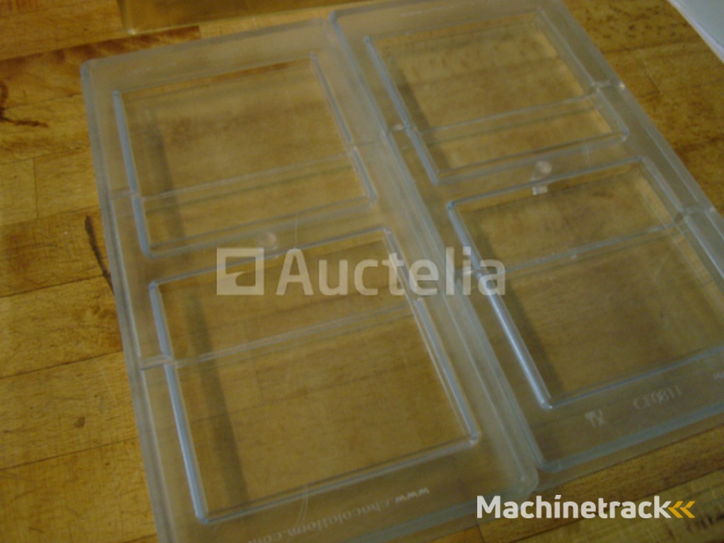 24 CHOCOMA2 praline moulds