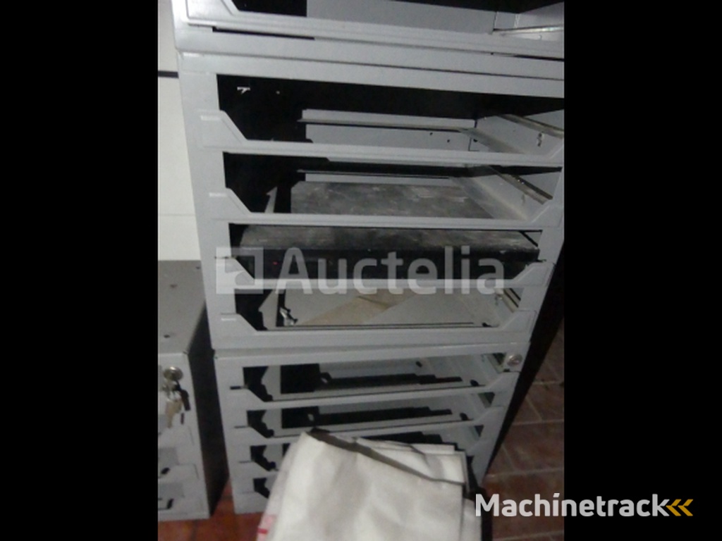 5 planken, krat voor opslag, 4 koffers