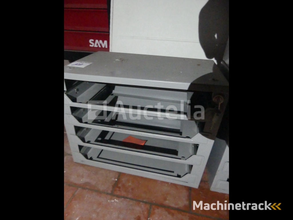 5 planken, krat voor opslag, 4 koffers