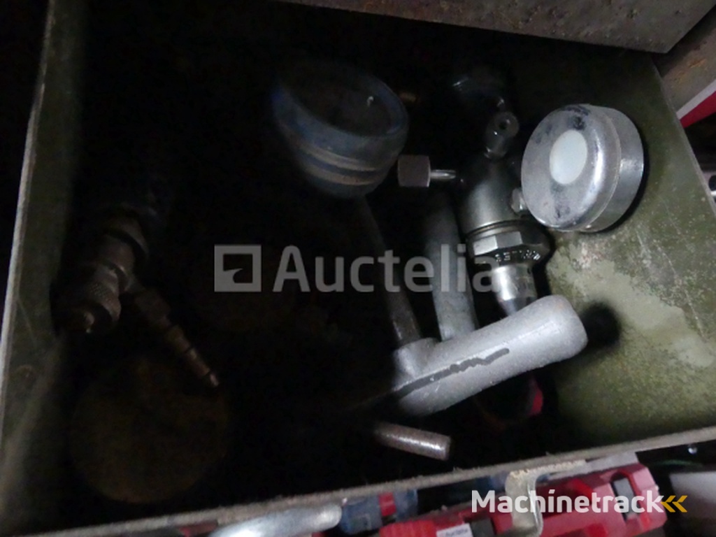 Kast met 10 lades en inhoud