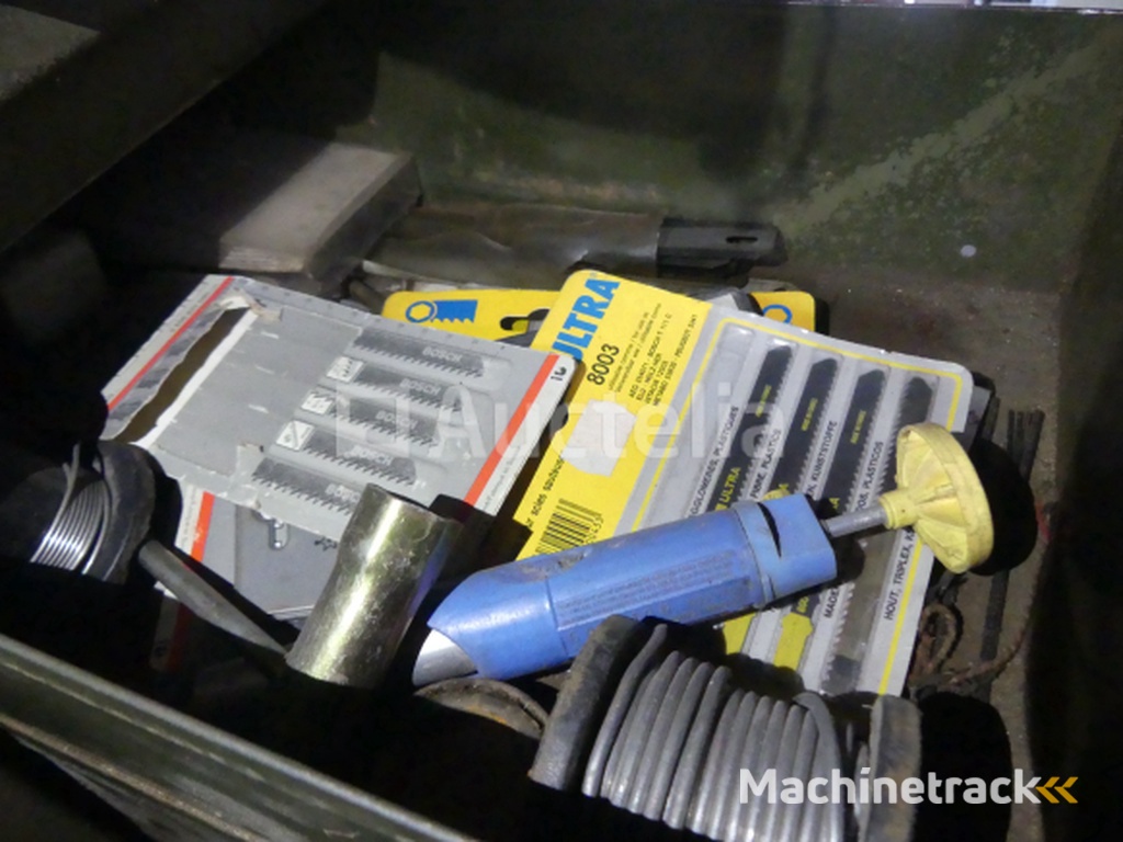 Kast met 10 lades en inhoud