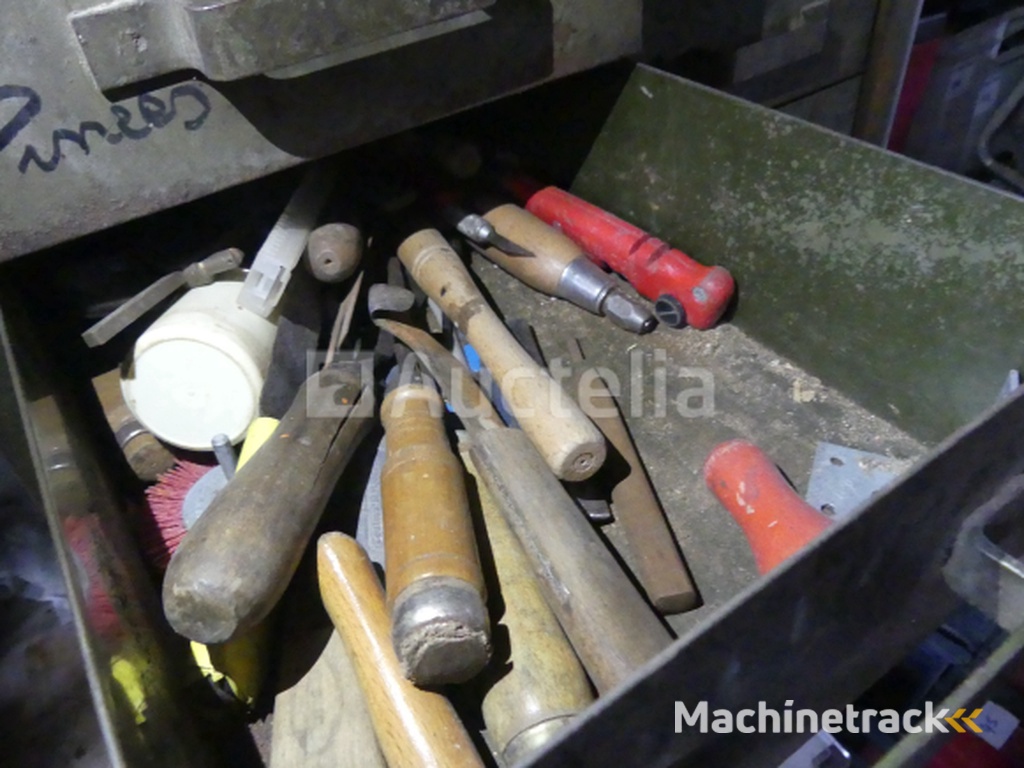 Kast met 10 lades en inhoud