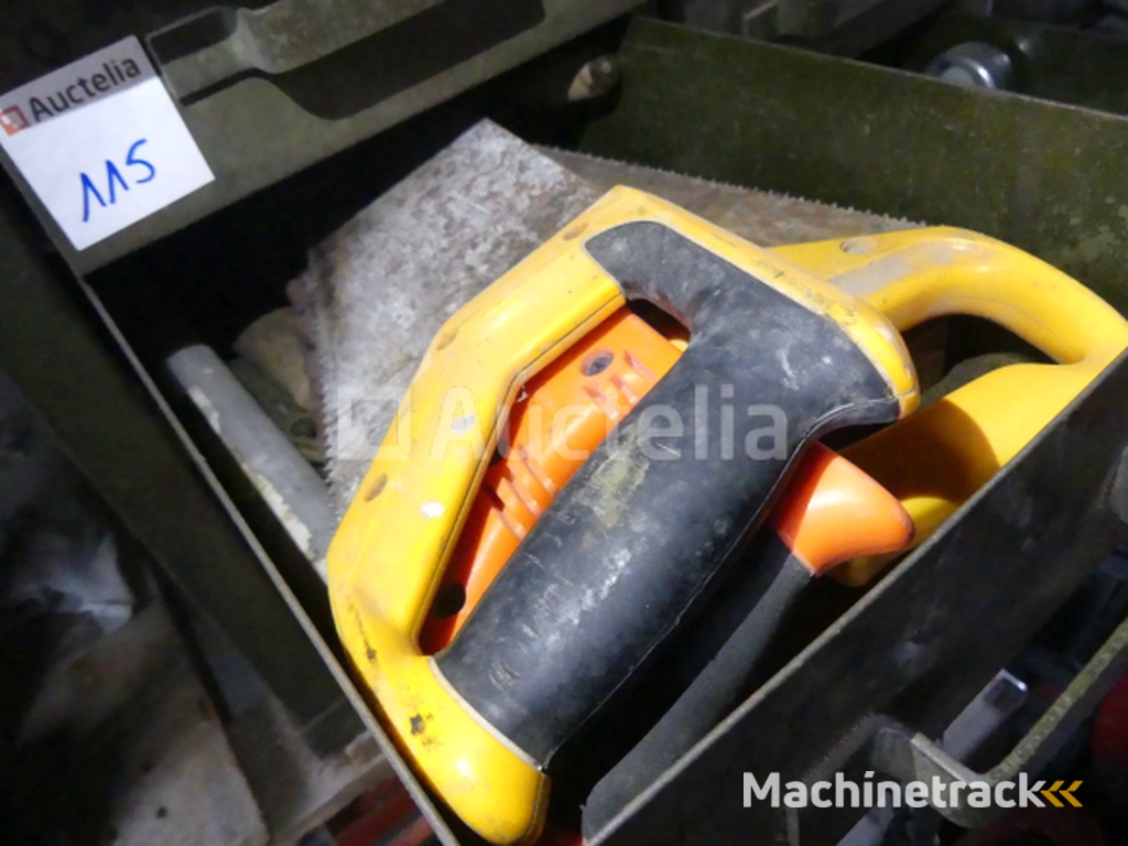 Kast met 10 lades en inhoud