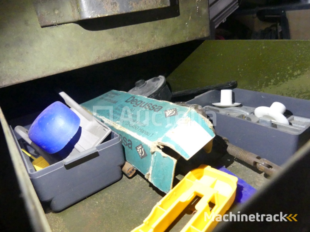 Kast met 10 lades en inhoud