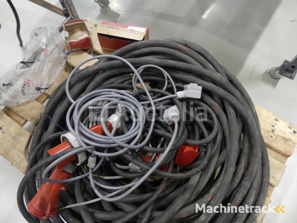 6 Three-phase 400 V extension cables