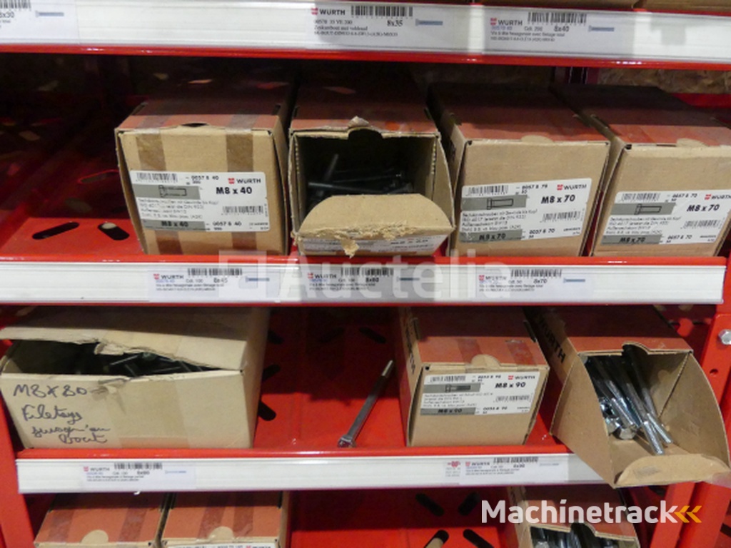 2 Planken met de inhoud van Würth schroeven/bouten