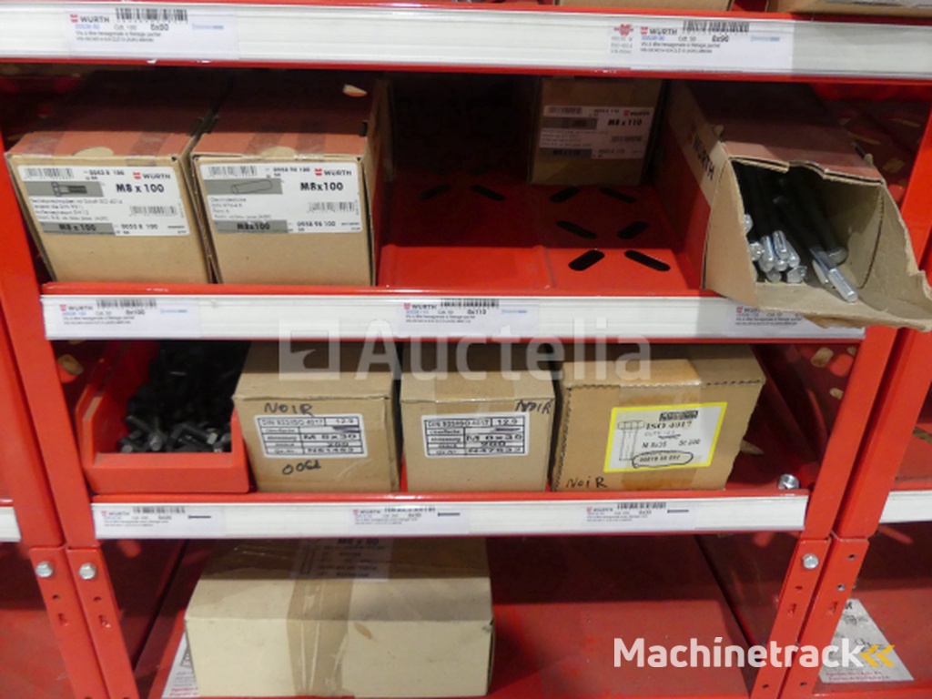 2 Planken met de inhoud van Würth schroeven/bouten