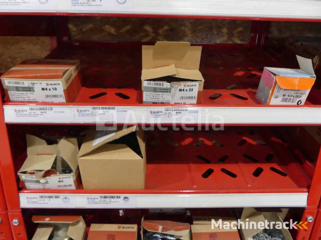 2 Planken met de inhoud van Würth schroeven/bouten