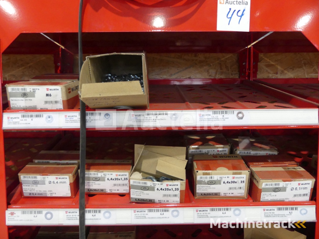 2 Planken met de inhoud van Würth schroeven/bouten