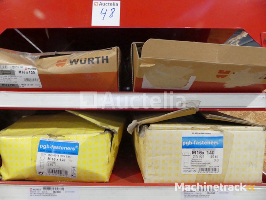 2 Planken met de inhoud van Würth schroeven/bouten