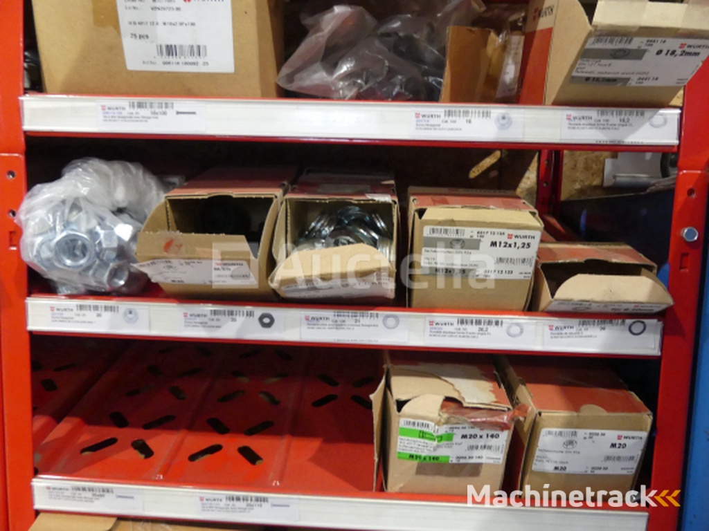 2 Planken met de inhoud van Würth schroeven/bouten