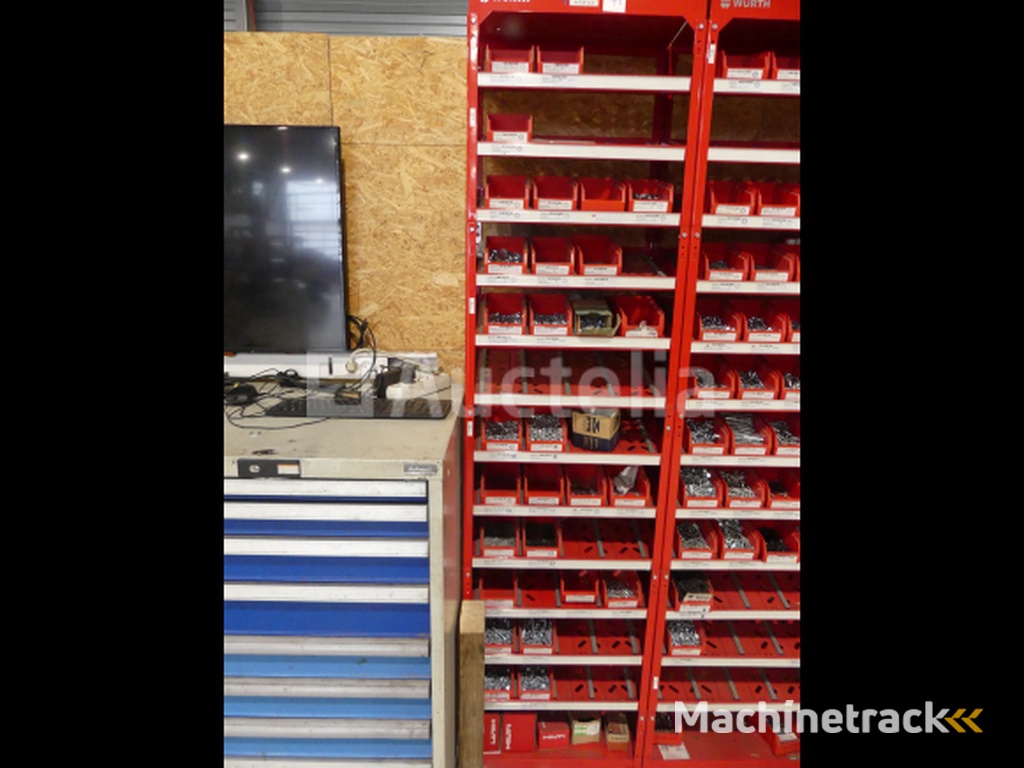 2 Planken met de inhoud van Würth schroeven/bouten