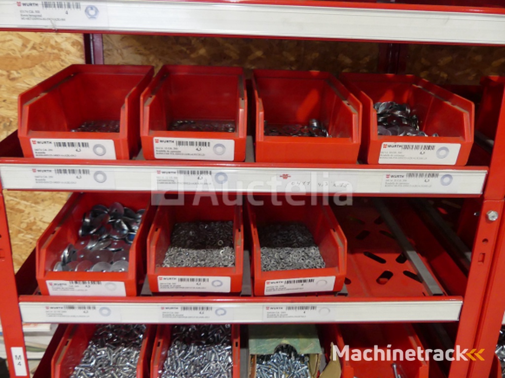 2 Planken met de inhoud van Würth schroeven/bouten