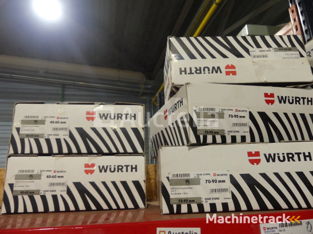 2 Planken met de inhoud van Würth schroeven/bouten