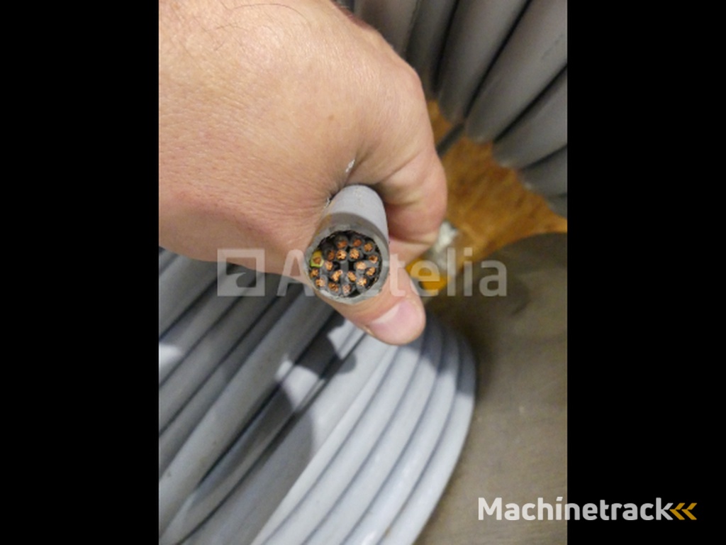 +- 13 m of 34Gx0.75 mm² flexible cable, +- 7 m of 18x1.5 mm² flexible cable