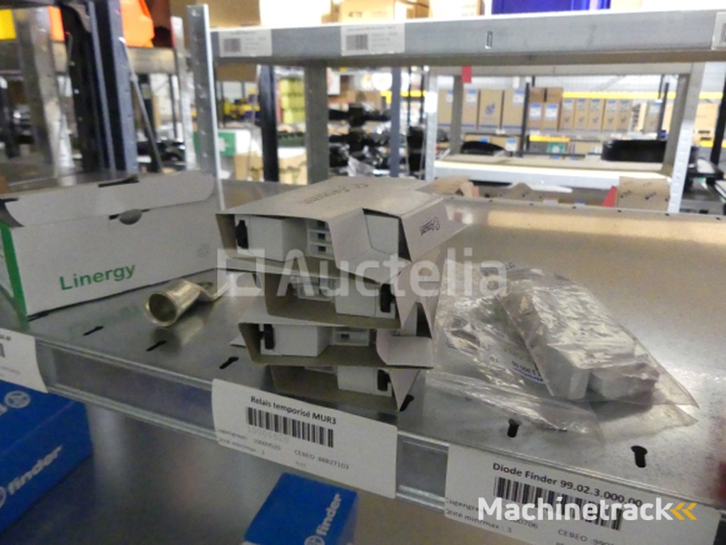 Splitters, relays, relay brackets, fuses, etc.