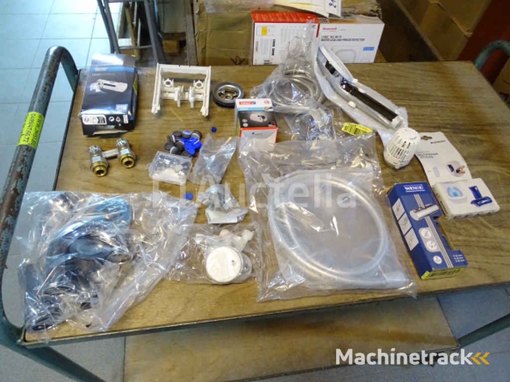 16 Sets of sanitary / heating items (See photos)