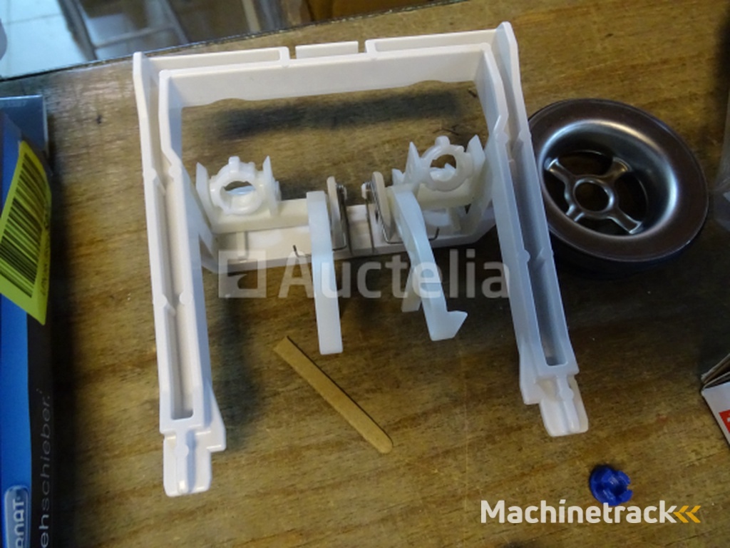 16 Sets of sanitary / heating items (See photos)