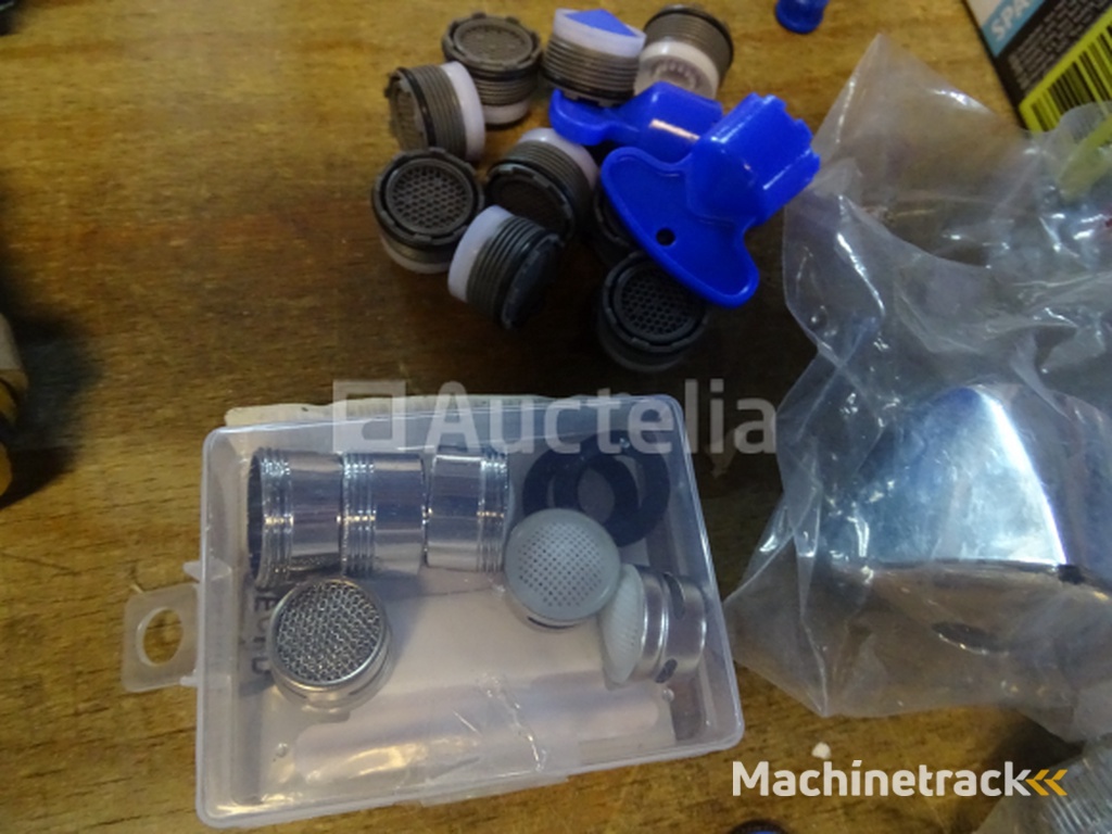 16 Sets of sanitary / heating items (See photos)