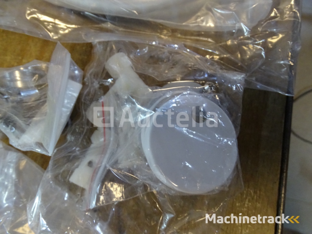 16 Sets of sanitary / heating items (See photos)