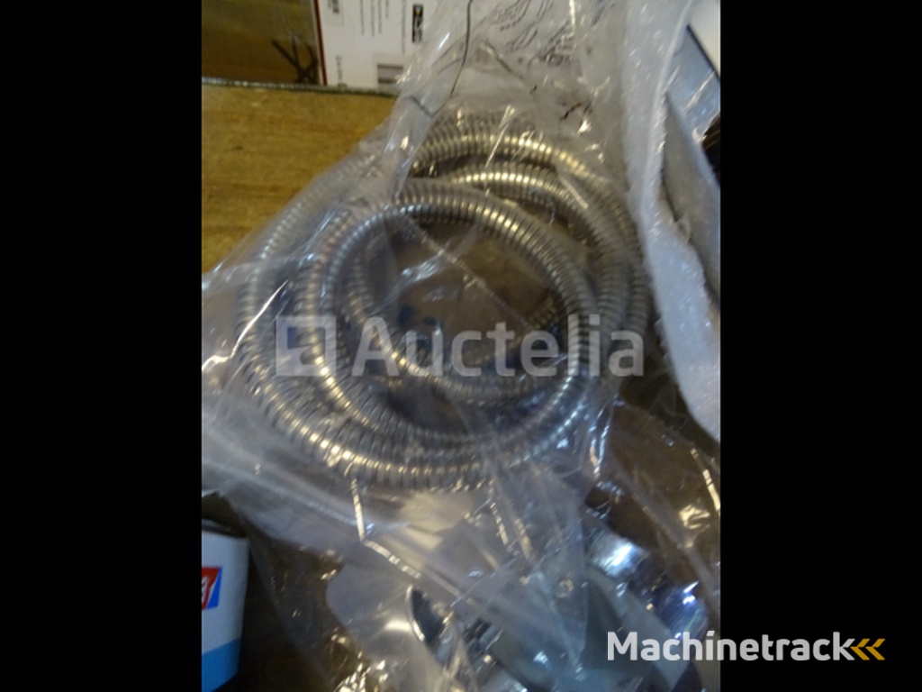 16 Sets of sanitary / heating items (See photos)