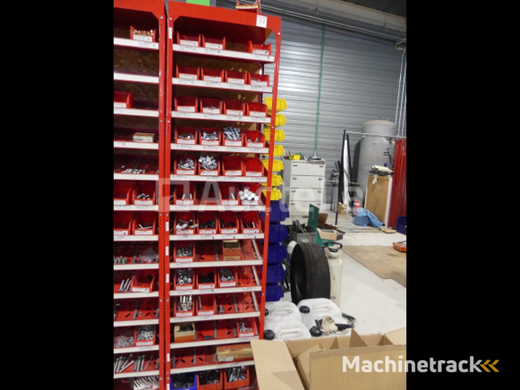 2 Planken met de inhoud van Würth schroeven/bouten