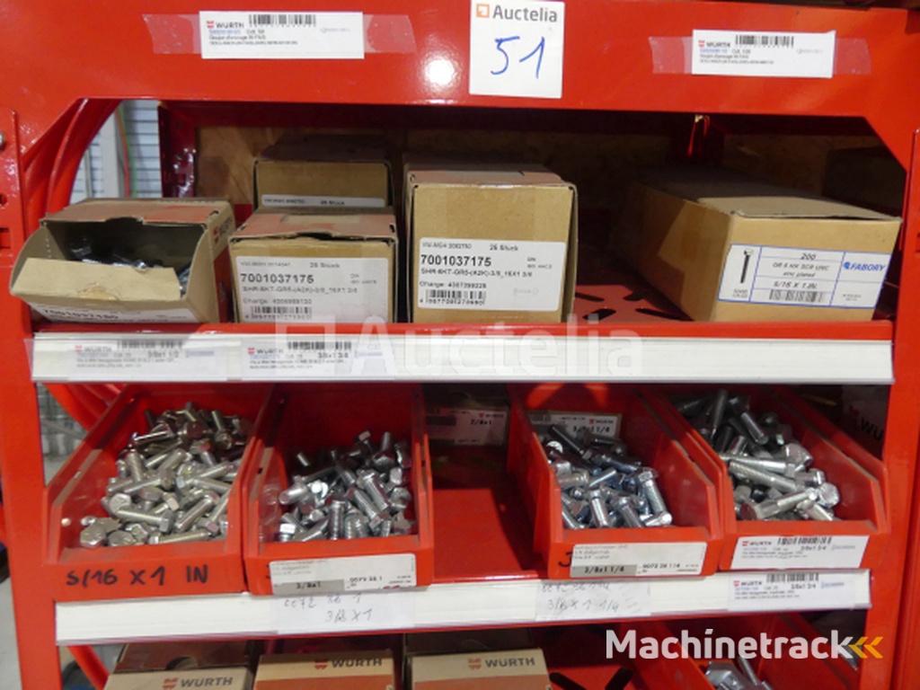 2 Planken met de inhoud van Würth schroeven/bouten