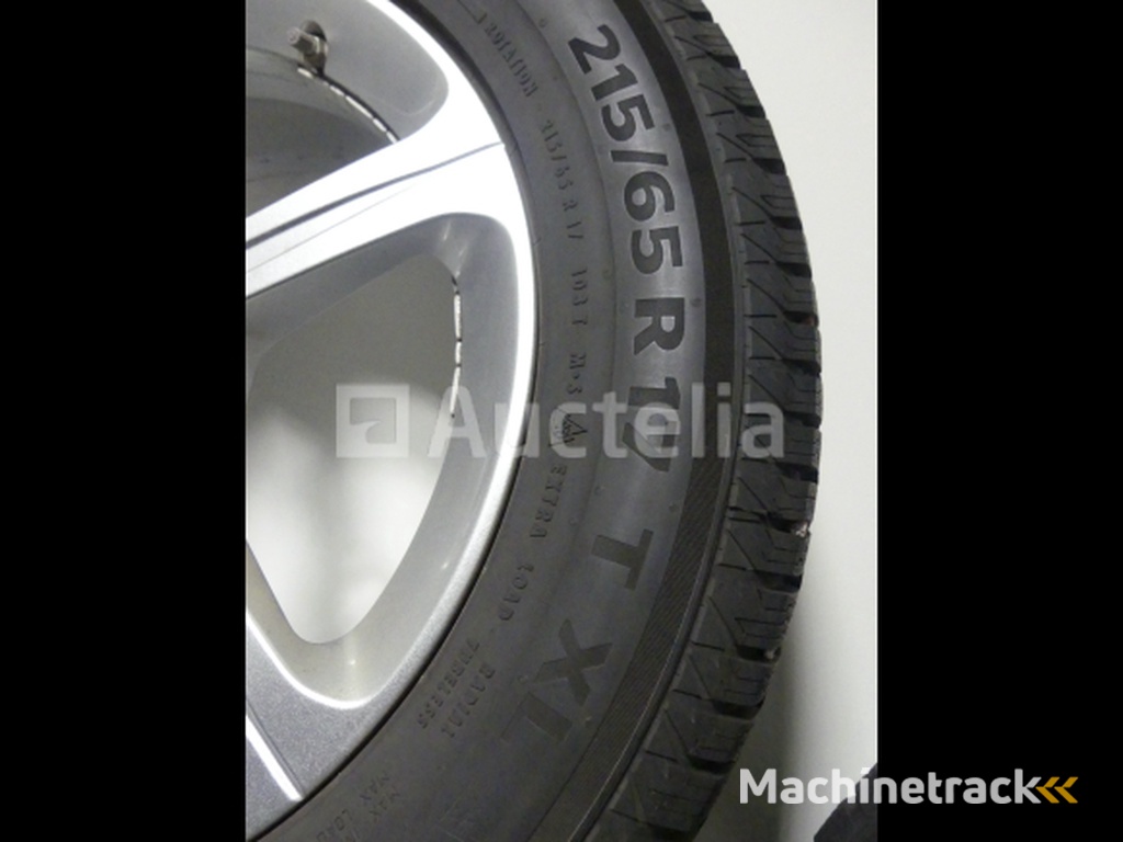 4 Winterbanden op aluminium velgen Continental VikingContact7 - 215/65 R17