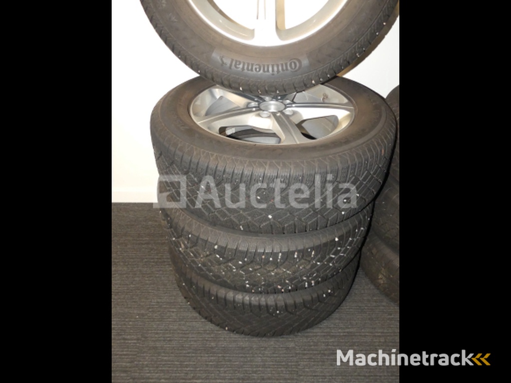 4 Winterbanden op aluminium velgen Continental VikingContact7 - 215/65 R17