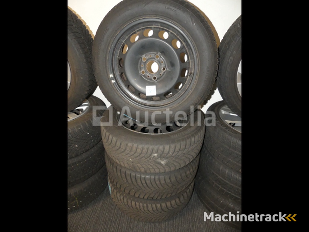 4 Winter tyres on sheet metal rims Bridgestone Blizzak LM005 - 205/55 R16