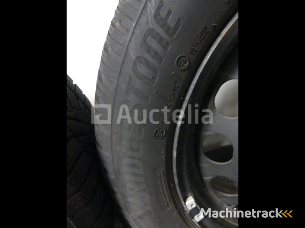 4 Winter tyres on sheet metal rims Bridgestone Blizzak LM005 - 205/55 R16