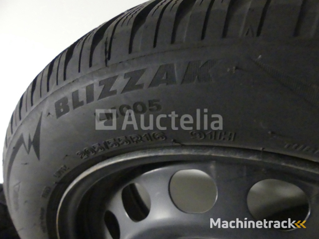 4 Winter tyres on sheet metal rims Bridgestone Blizzak LM005 - 205/55 R16