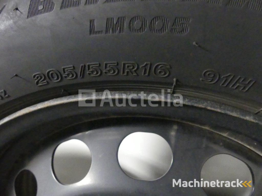 4 Winter tyres on sheet metal rims Bridgestone Blizzak LM005 - 205/55 R16