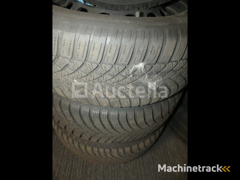 4 Winter tyres on sheet metal rims Bridgestone Blizzak LM005 - 205/55 R16