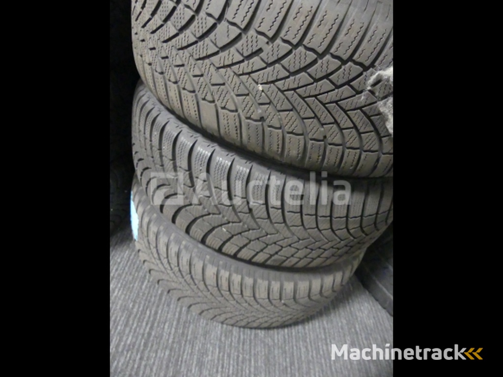 4 Winter tyres on sheet metal rims Bridgestone Blizzak LM005 - 205/55 R16