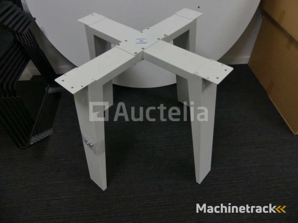 Round table + 7 FAMO chairs