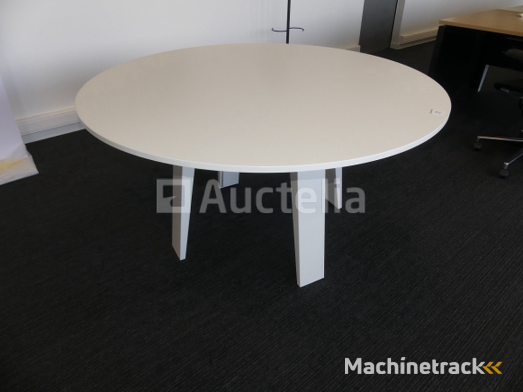 Round table + 7 FAMO chairs