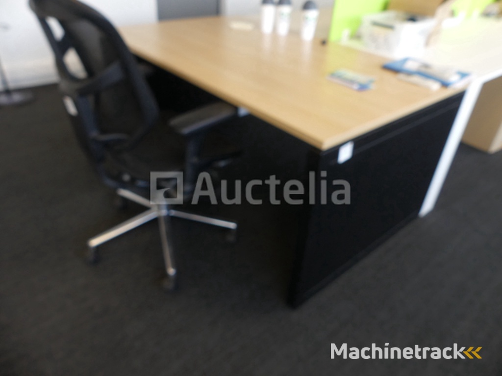 Bureau + kledingkast + ronde tafel + 4 stoelen