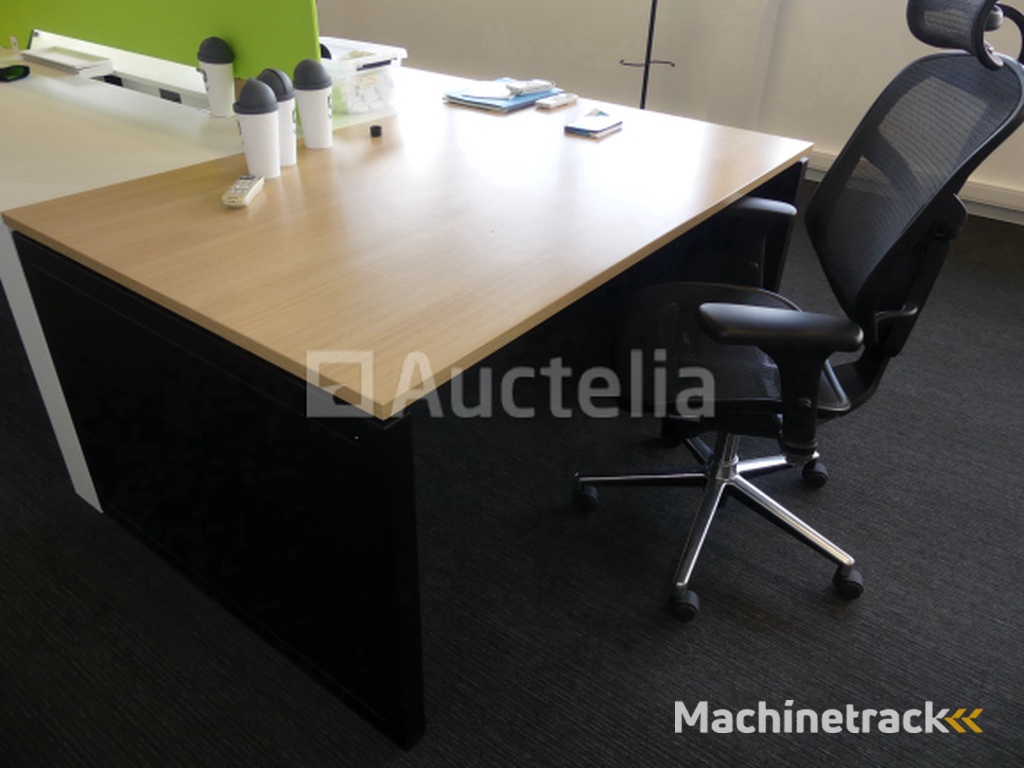 Bureau + kledingkast + ronde tafel + 4 stoelen
