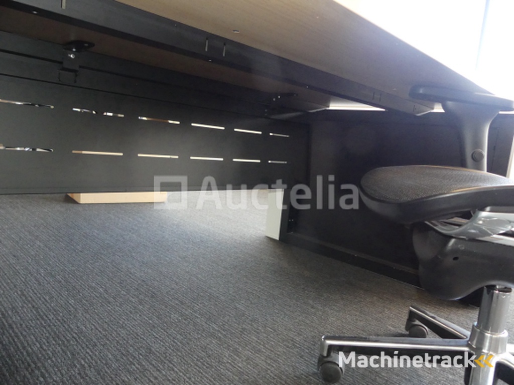 Bureau + kledingkast + ronde tafel + 4 stoelen